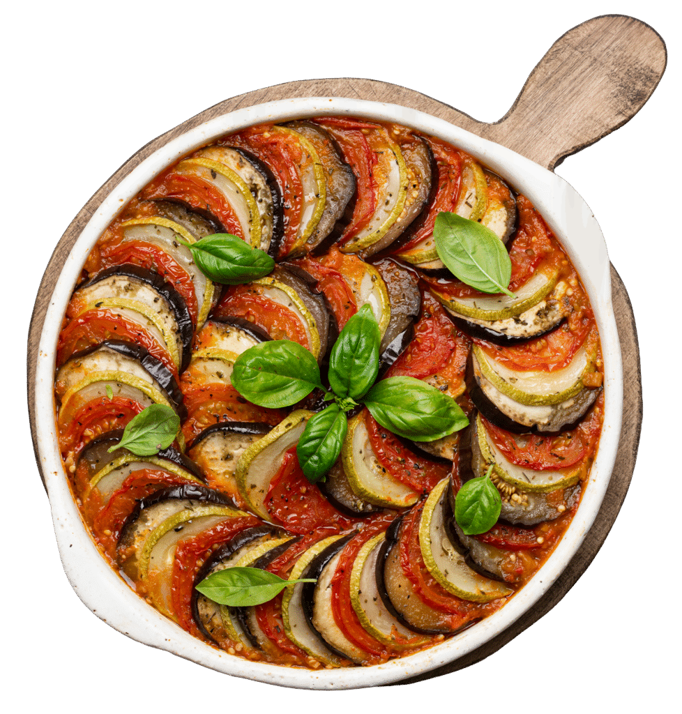 Frisch zubereitetes Ratatouille mit Zucchini, Aubergine, Tomate und Basilikum – gesundes Business-Mittagessen von Aubergine & Zucchini