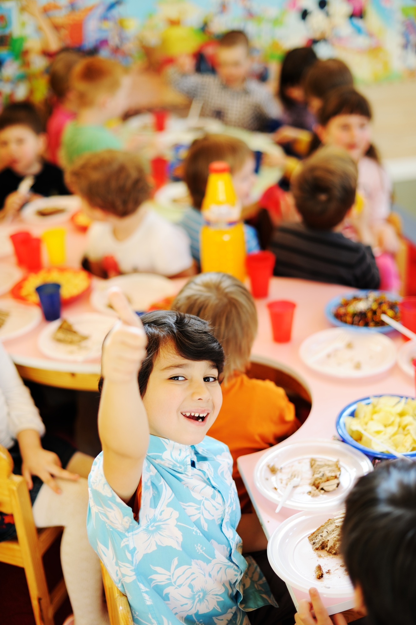 Kind isst ein frisch zubereitetes, ausgewogenes Mittagessen in der Kita